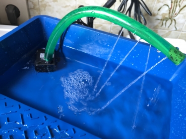 Vogelbad mit Dusche - Netzteil und Powerbank