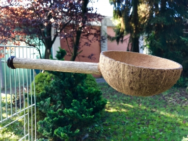 Kokosnusschale Mia mit Sitzstange - für Futter oder als Spielplatz