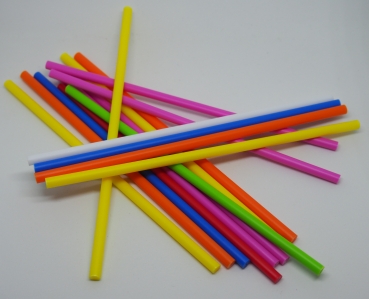 Bunte Kunststoffstäbchen zum basteln und auffädeln