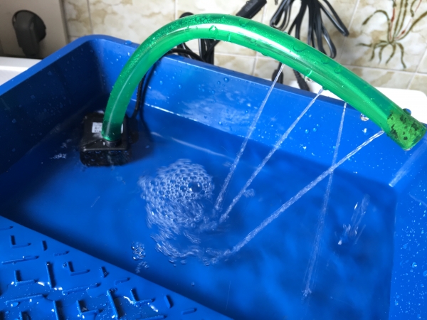 Vogelbad mit Dusche - Netzteil und Powerbank